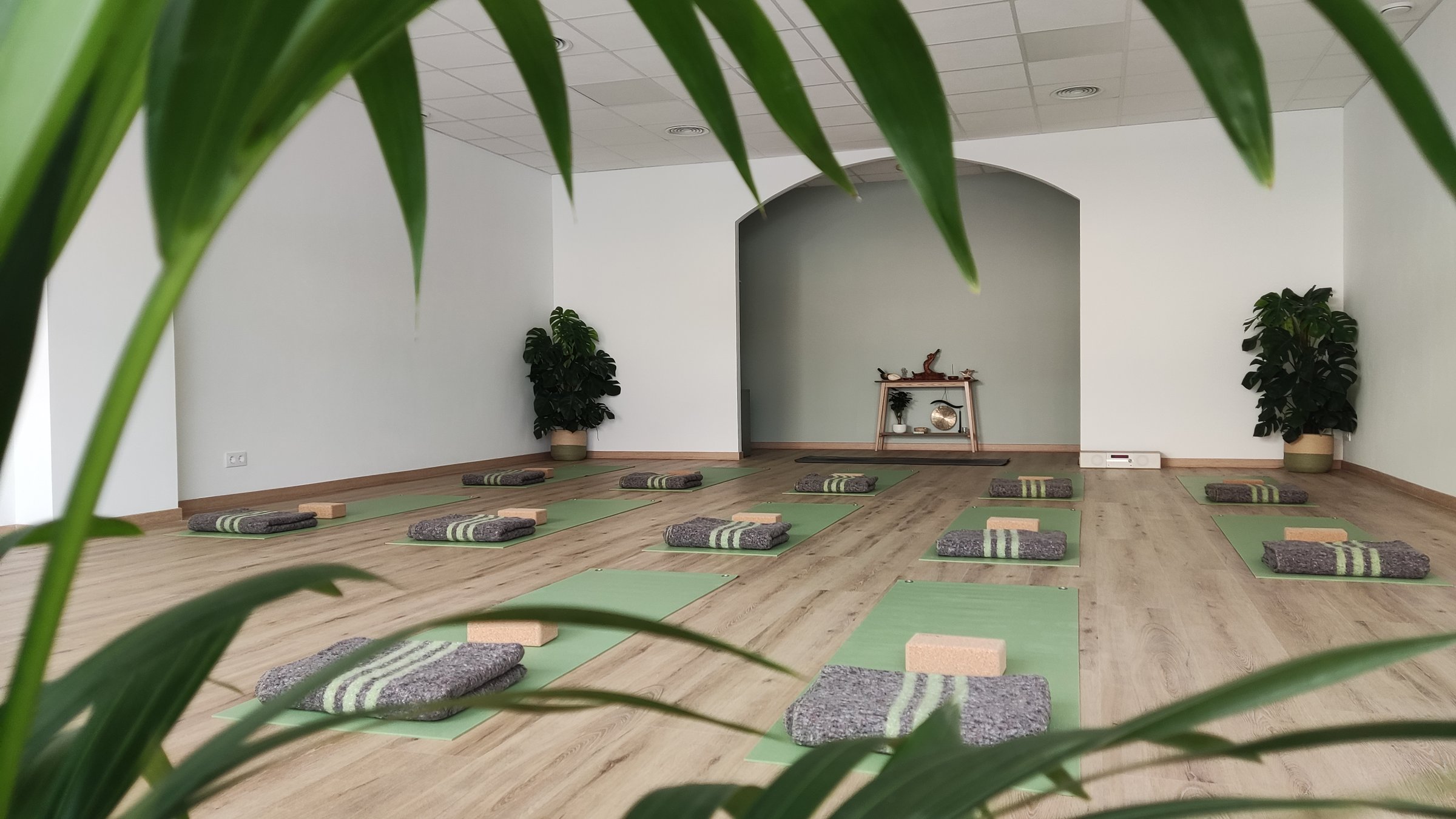 Sala de práctica de Arjava Studio Yoga en Badalona